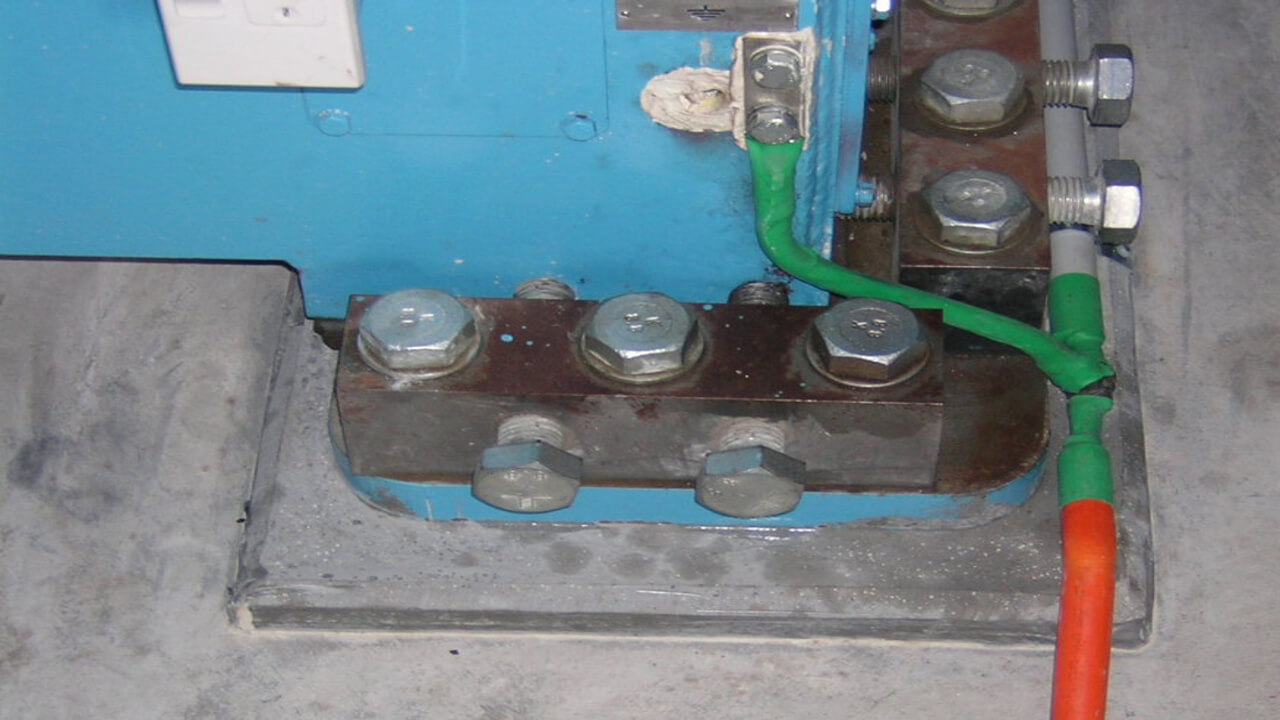 استفاده از گروت اپوکسی در ماشن آلات-شرکت مقاوم سازی تکنوپل